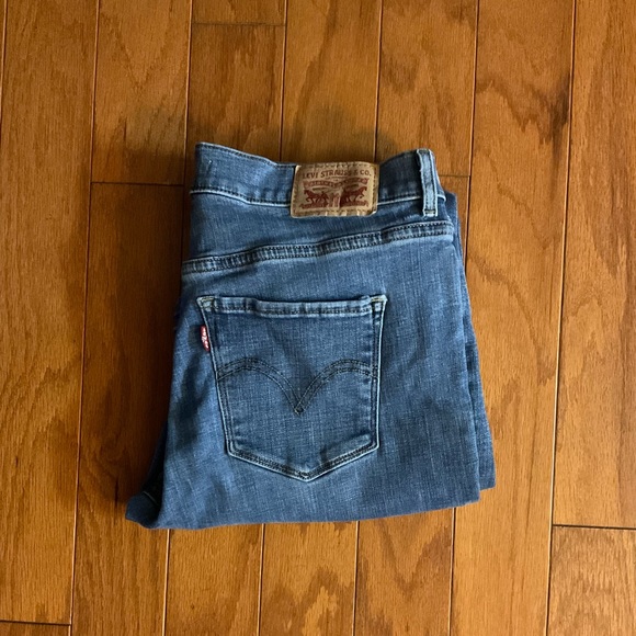 Levi’s’ Classic Boot Cut Zipper🪰Jeans! - Picture 6 of 13